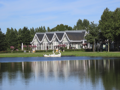 908229 Gezicht op de voorgevel van het Parkrestaurant Anafora (Uilenboslaan 1) in het Máximapark te Utrecht. Met op de ...